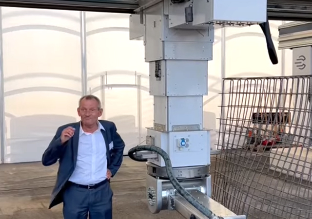 Lund-Nielsen demonstrates the use of the construction robot.
